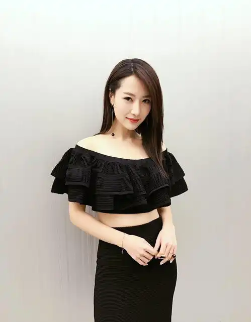 被白冰身材惊艳了,穿露脐上衣配包臀裙不见一丝赘肉,优雅又迷人