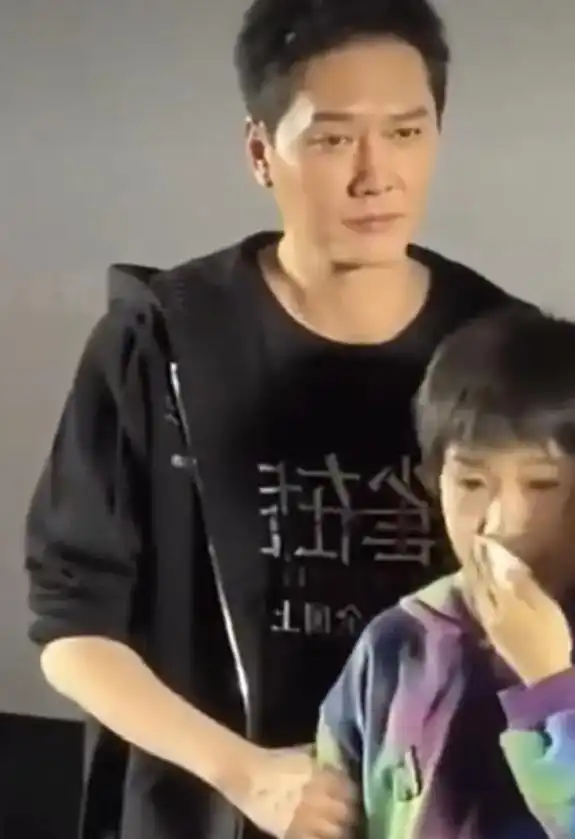 冯绍峰和儿子同框,想想神似赵丽颖,父母离婚后轮流陪伴显真爱