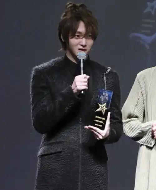 陈情令男孩赴日领奖,宋继扬长衫温润如玉,于斌黑西装酷帅有型

