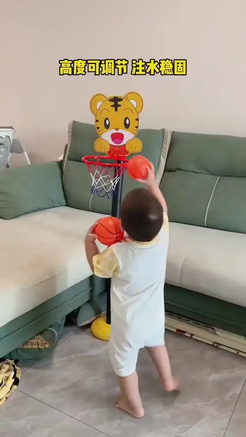1岁儿保说要多运动,爸爸给入了一个投篮玩具,在家也能锻炼,孩子太喜欢了,释放精力,能吃也能睡宝宝玩具母婴好物在家运动