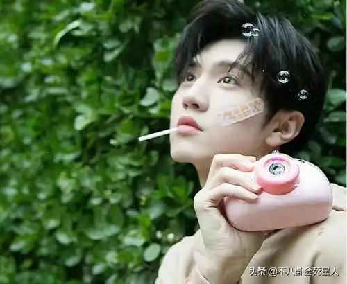 暑期人气暴涨的男演员,曾在唐探跑龙套,如今有望成肖战第二