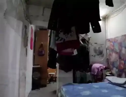 一家五口蜗居40㎡夹缝学区房,上门女婿睡折叠床,竟然还生二胎