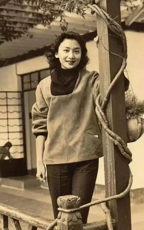 她是金庸心中的完美女神,人如其名美得如梦似幻,离别时就像远行