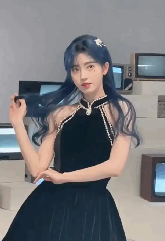 鞠婧祎不愧是国民妖精,蓝发造型超冷艳,穿肚兜长裙身材太好