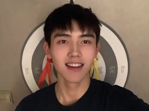 00后小生放得开,陈飞宇丁程鑫大胆穿真空西装,还意外亮眼