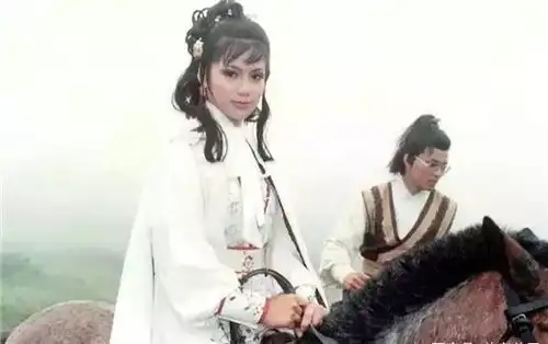 83版射雕英雄传罕见剧照,郭靖骑马戴眼镜,周星驰像个小粉丝
