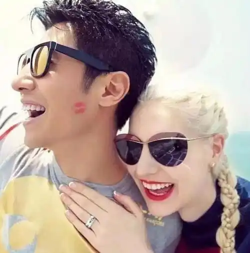 撒贝宁夫妇带娃出游被偶遇,龙凤胎长高不少,儿子剃光头十分抢镜
