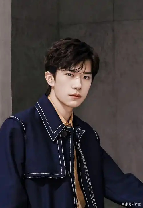易烊千玺最新花絮闪现新剧造型,粉丝幻想万里上学,评论令人破防