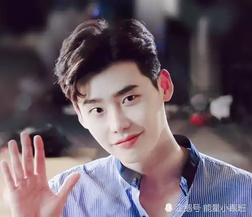 李钟硕中长发造型来了,你们觉得怎么样
