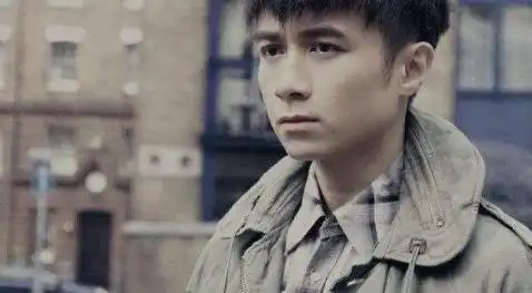 王祖贤多年前的剧照流出,谁注意到她旁边的小记者如今成大明星