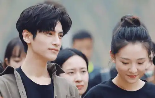 罗云熙吴倩迎来第3次合作,路透俩人牵手画面,竟毫无cp感
