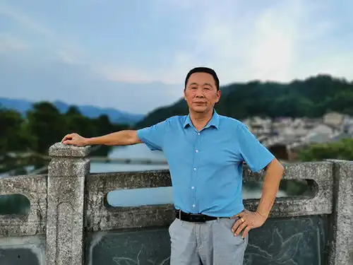 记录中国寻访闪闪的红星拍摄足迹,千年古镇成红色圣地
