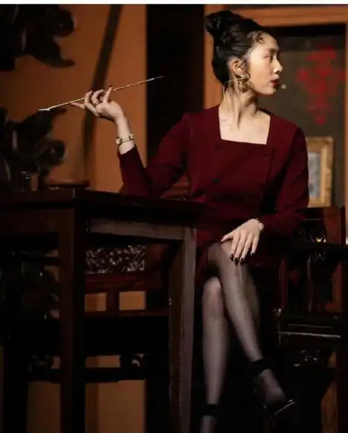 黄多多舞台剧剧照曝光,一身红裙越发成熟,与母亲孙莉越长越像