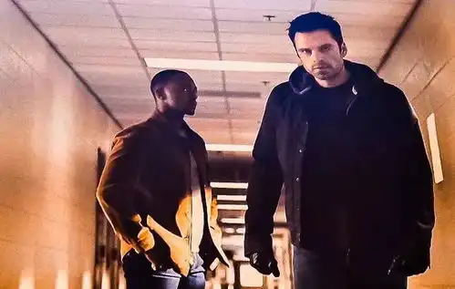 明星漫威新剧绯红女巫x幻视全新复古剧照曝光,奥尔森大卷发造型也正翻