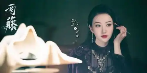 景甜旗袍造型太美,先前却撞脸悲伤蛙,这是好看还是不好看
