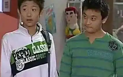 杨紫带牛俊峰去吃火锅,姐弟俩比剪刀手自拍友谊天长地久
