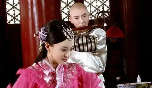 甄嬛传中甄嬛荣登贵妃之位时,为何果郡王要送甄嬛珊瑚手镯