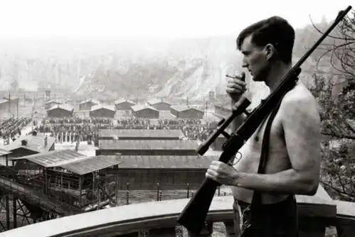 纳粹集中营残暴的头目,亲手杀死500犹太人,被执行绞刑三次才死