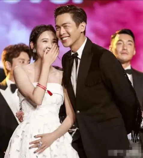 辣妈唐艺昕生日,张若昀亲手奉上定制蛋糕,网友偶像剧男女主来了
