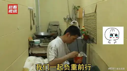 男子大学毕业到北京工作,蜗居三平米小屋环境压抑拥挤为了生活
