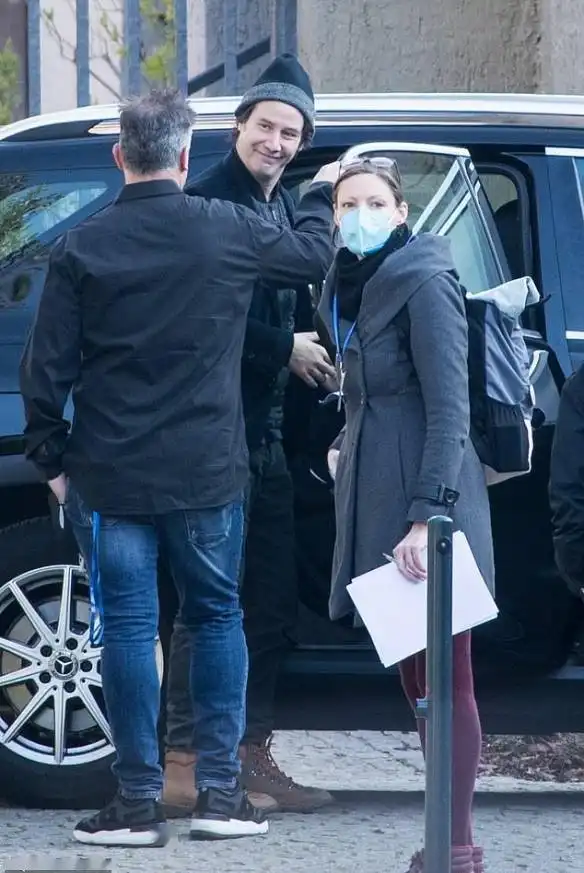 黑客帝国4曝柏林补拍片场照尼奥的大胡子去哪了