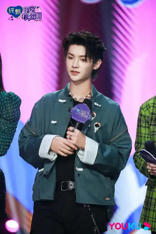 黄明昊宇宙打歌中心舞台剧照掉落双重身份展现别样魅力
