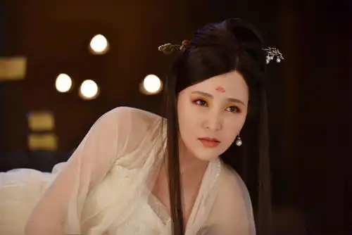 与丈夫青梅竹马从校服到婚纱,出道二十年不红现被老公捧成女主角