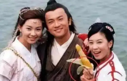 尴尬穿帮镜头,王丽坤我拍古装戏那么辛苦,用一次性筷子怎么了