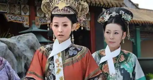 清宫后妃脖子上系的白围脖是啥原来有此大用处,晚清逐渐消失
