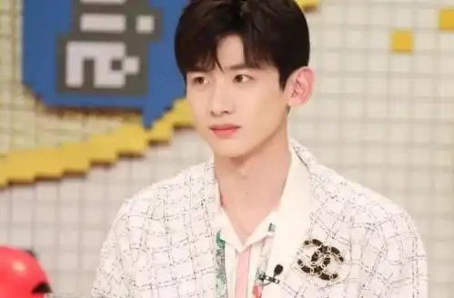 男艺人减肥有多拼白敬亭聚餐全程戴口罩,王嘉尔隔离后瘦30斤