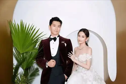 窦骁何超莲模仿疯狂动物城,一抱锁喉,两人互动十分默契
