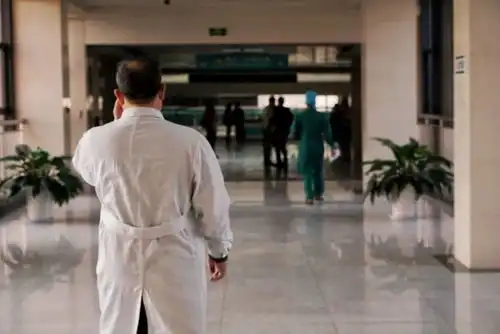 医患冲突十年观察急诊科冲突最大,医生被骂通常不吭声避免冲突