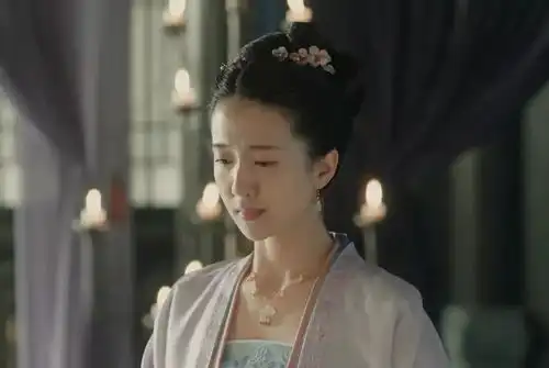 她是清平乐的禾儿,曾和沈腾亲密对戏,出道被郭敬明选中却不红