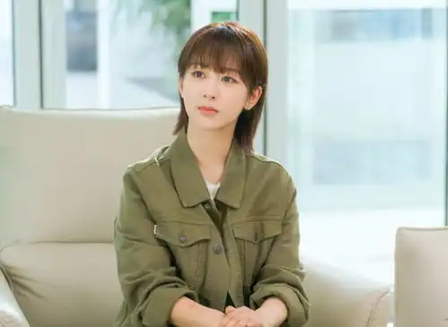 女心理师剧照首发杨紫井柏然海边蒙眼吻,画风唯美引人期待