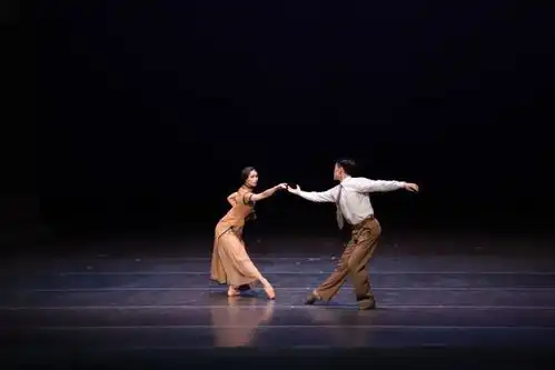 当中式旗袍邂逅西方芭蕾,在舞剧花样年华里重温老上海风情
