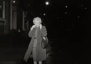 观点雌雄同体的辛迪舍曼还有另外一个人和她在一起,那是一个男人