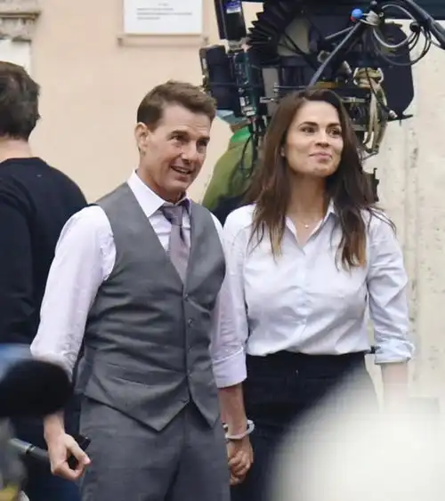 原创58岁阿汤哥被曝因戏生情,恋上小20岁美队女友,网友养眼的一对