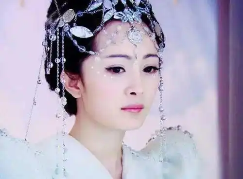 如今再看杨幂和赵丽颖,十四年的明争暗斗,似乎已见分晓