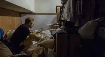 实拍日本东京蜗居青年的真实住房,房间最多只放得下一张床
