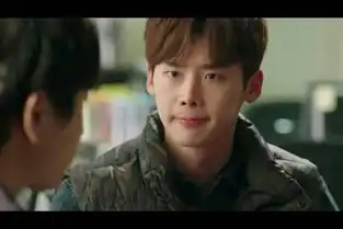 跪求匹诺曹的剧照第七集李钟硕向安灿秀双手捧脸嘟嘴卖萌打听情报的那张