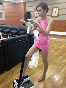 泷泽萝拉助阵车展穿着保守如邻家小妹