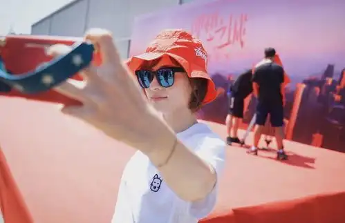 孙俪出席新剧理想之城开机仪式玩自拍活力满满