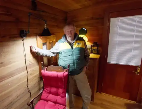 71岁爷爷买下废弃火车,将29㎡车厢变蜗居住5年,网友真的服了