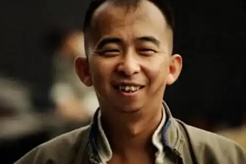 他长的比黄渤还丑,比王宝强更有喜感,因有才娶了美若天仙的妻子