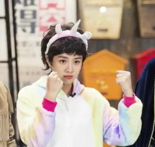 16岁被逼出道,后被打住院只因忘记给亲妈汇钱,今被何炅宠上天
