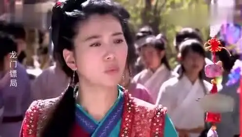 龙门镖局璎珞上街被人骂,又被人泼水,围观站了好多人