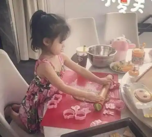 聂远晒出自己的豪宅,餐桌上面还配备了转盘,平时伙食也太丰盛