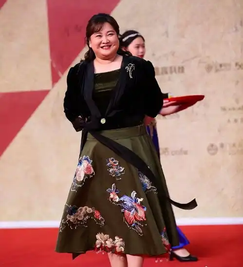 贾玲减肥成功,新片剧照瘦到不敢认,全身小一圈手臂肌肉抢镜