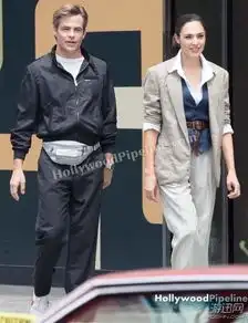 神奇女侠2新剧照女神重披战袍飒爽归来