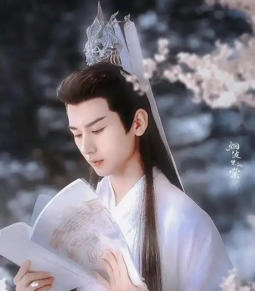 沉香如屑路透照成毅片场剧本不离手,玄黑戏服点缀银色金属
